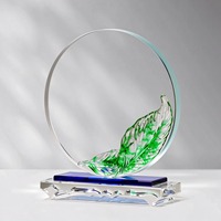 Einzigartiger runder Kristall-Award mit mehrfarbiger Feder-Verzierung und personalisierter Gravur für Führungskräfte – Kristall-Trophäe zur Anerkennung