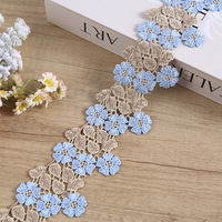Dentelle florale brodée multicolore en polyester soluble dans l'eau de 6,5 cm avec trois petites fleurs pour la décoration intérieure et les accessoires vestimentaires