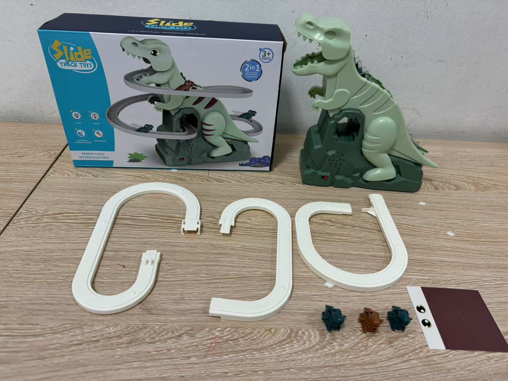Emballage anglais-344g-boîte unique-3 dinosaures-piles nécessaires