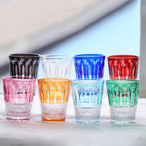 Verre à cocktail et à whisky en cristal rouge intemporel, artisanal, taillé à la main, style Edo Kiriko, avec pied, pour bar - Product Image 3