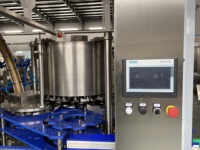 Machine de remplissage robuste pour jus gazeux industriels, station de mise en conserve de liquides haute précision avec interface PLC et contrôle numérique