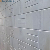 Revêtement mural de style industriel robuste avec lettrage sculpté pour l'intérieur et l'extérieur des magasins