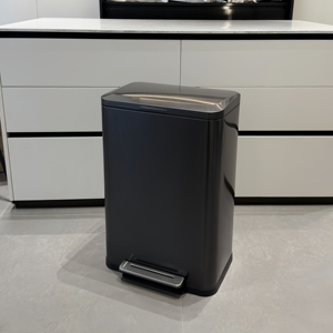 Cubo de Basura Metálico de 50 Litros con Pedal, Tapa de Cierre Lento y Rodillo, Cubo de Basura Ecológico de Accionamiento por Pie - Product Image 1