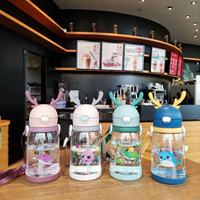 Bouteille d'eau en plastique paille pour enfants Vente en gros Discount 600ml mignon enfants école dessin animé bois de cerf Dino tasse étudiant cadeau pour enfants