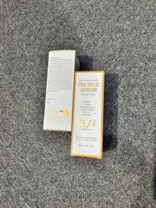 Boîte pour sérum à l'arbre à thé avec panneau code-barres à extrémité pliée droite, base dorée et fond blanc, pour marques australiennes de suppléments et pharmaciens - Product Image 4