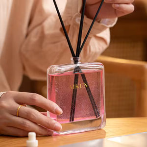 Aikun 100ml Nuevo Diseño, Aroma Duradero con Polvo Dorado de Arena Fluida Multicolor, Ecológico, Libre de BPA, Vaso Cuadrado de Vidrio con Varillas - Product Image 1