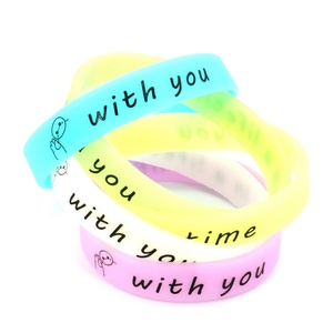 Bracelet en silicone personnalisé fin, lumineux dans le noir, avec logo sur mesure, pour homme et bébé - Product Image 3