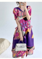 Robe plissée sur mesure style Miyake pour femme, élégante, à imprimé abstrait, avec cordon de serrage à la taille, col en V, longueur maxi, tenue de fabricant