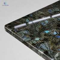 Meuble bar Luca en labradorite bleue de luxe |   Armoire de rangement moderne bicolore à plateau cantilever poli, sur mesure pour maison et hôtel