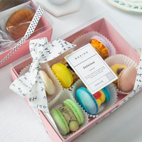 Boîte à glissière en papier fendue avec pochette transparente, biscuits au chocolat et Macaron rose