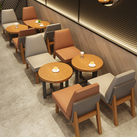 Ensemble de mobilier commercial moderne pour restaurant, café, et espace de restauration : banquette, canapé, chaises et table en bois pour hôtels et traiteurs