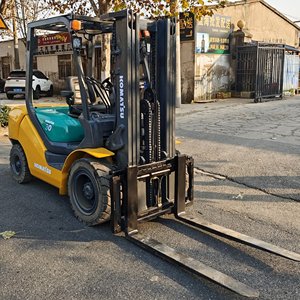Chariot élévateur Komatsu d'occasion de 3 tonnes, chariot élévateur diesel FD30 de 3 tonnes avec mât à trois étages de 4,5 m - Product Image 2