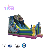 Château gonflable commercial en PVC 4*8*7m avec double piste de saut pour enfants, idéal pour les jeux en plein air, en promotion