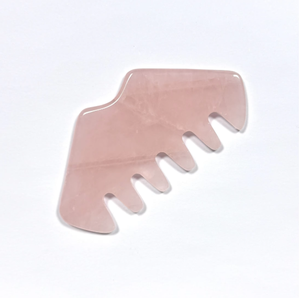 Peine de Masaje Gua Sha de Seis Dientes de Cuarzo Rosa Natural y Jade para Masaje del Cuero Cabelludo - Product Image 1