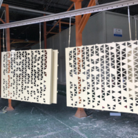 Revêtement mural en panneaux creux perforés en aluminium, revêtement PVDF ignifuge pour la conception de murs intérieurs de restaurants, cafés et boîtes de nuit
