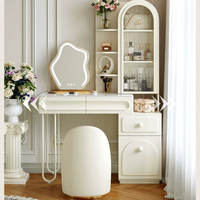 Table de maquillage minimaliste de style français, avec armoire haute en verre trempé à arche incurvée, étagère ouverte multi-niveaux et tiroir