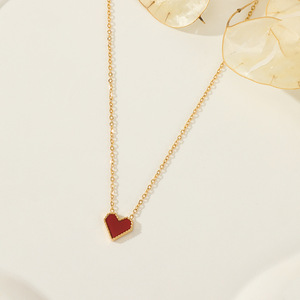Tour de cou parisien en forme de cœur-Chaîne en acier inoxydable plaqué or 18 carats avec pendentif cœur cramoisi en émail vitrifié - Product Image 2