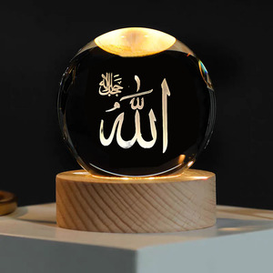 Vente en gros de boules de cristal gravées au laser islamiques, polies, 6 cm, 8 cm, boule de cristal illuminée, souvenir islamique avec base lumineuse LED - Product Image 2