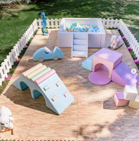 Aire de jeux intérieure commerciale pour enfants, équipement de jeu souple, piscine à balles blanche, ensemble d'escalade coloré Softplay