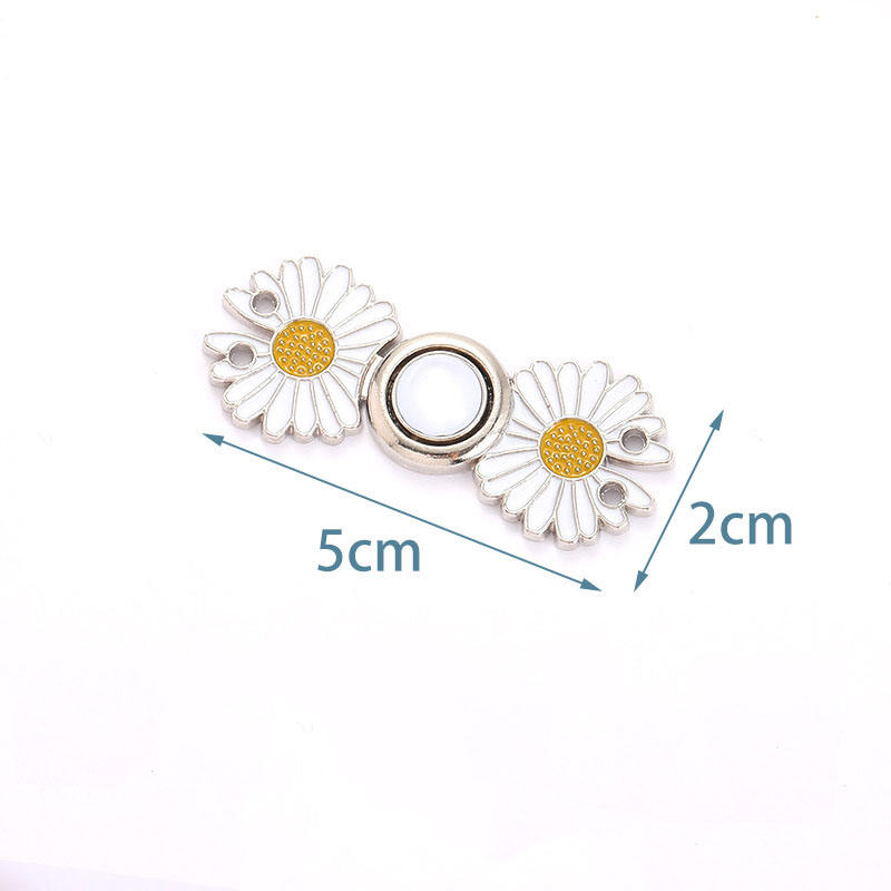 Silver background with small white daisies