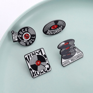 Insignia Coleccionable de Arte Moderno con Diseño de Línea <span class=keywords><strong>Espiral</strong></span> Abstracta Alrededor de un Disco de Vinilo, en Aleación Metálica Pulida - Product Image 4