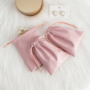 ถุงเก็บเครื่องประดับหนัง PU แบบมีเชือกผูก รูปทรงสี่เหลี่ยมผืนผ้า ลายนูน สีชมพูเข้ม ขนาด 8x10 ซม. 15x20 ซม. 10x15 ซม. 13x18 ซม. 9x12 ซม. 7x9 ซม. 12x16 ซม. - Product Image 2