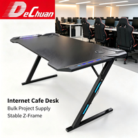 Bureau de jeu ergonomique en acier en forme de Z avec éclairage LED RGB, surface en fibre de carbone et porte-gobelet pour salle de jeu PC