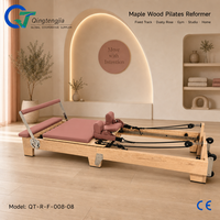 Reformer de Pilates pliable en bois d'érable Rose Poussiéreux pour les espaces de bien-être de type boutique, les cours guidés et les entraînements de renforcement musculaire à domicile