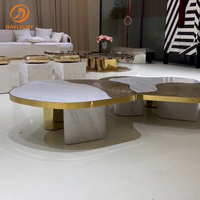 Ensemble de tables basses gigognes modernes de luxe avec des formes organiques irrégulières et des dessus texturés en marbre/métal, tables d'appoint artistiques