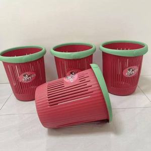 [Compra Uno y Lleva Dos] <span class=keywords><strong>Cubo</strong></span> de <span class=keywords><strong>Basura</strong></span> de Plástico de Alta Gama con Tapa Abierta y Diseño de Oso Fresa para Sala de Estar y <span class=keywords><strong>Cocina</strong></span> - Product Image 3