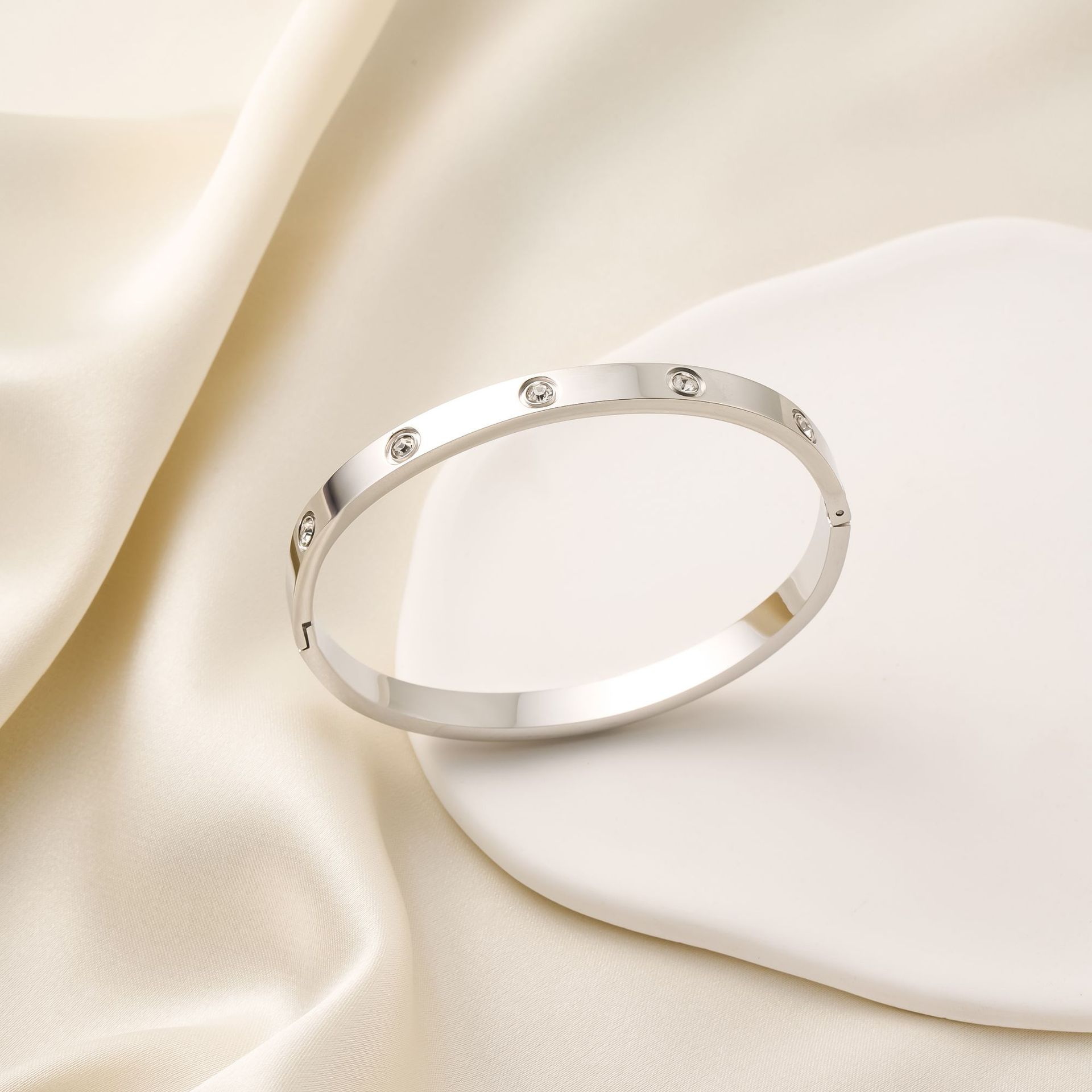 Bracelet en acier à dix diamants