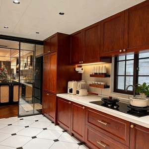 Armoire de cuisine moderne de luxe légère en blanc Balom avec portes à panneaux plats, poignées dorées et disposition en forme de L - Product Image 6