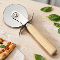 Roulette à pizza et trancheuse avec design pliable, en acier inoxydable jetable, manche en bois et protection pour les doigts