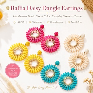 Pendientes Colgantes de Rafia con Diseño de Margarita |   Pendientes de Flores Tejidas en Acero Inoxidable con Baño de Oro PVD de 18K, Resistentes al Agua, Hipoalergénicos y Antideslustre - Product Image 1