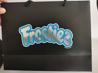 Sacs en papier blanc de luxe personnalisés avec logo imprimé en gros, sacs en papier pour boutique de détail, sacs cadeaux avec votre propre logo