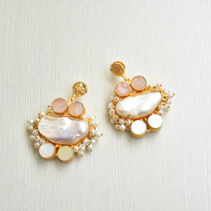 Pendientes de latón al por mayor con perlas barrocas y piedras naturales, geométricos, chapados en oro de 18 quilates, sin níquel, duraderos, listos para enviar. - Product Image 1