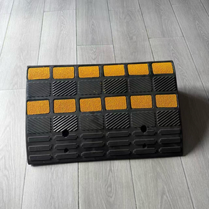 Rampe <span class=keywords><strong>de</strong></span> <span class=keywords><strong>chargement</strong></span> en caoutchouc recyclable neuve <span class=keywords><strong>de</strong></span> 65 * 35 cm, rampe en caoutchouc robuste, adaptée aux marches <span class=keywords><strong>de</strong></span> <span class=keywords><strong>voiture</strong></span> et aux seuils <span class=keywords><strong>de</strong></span> parking - Product Image 1