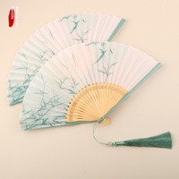 Éventail pliant artisanal en bambou de style ancien vert avec motif papillon pour la danse Hanfu Cheongsam personnalisée