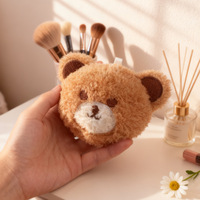 Miroir de poche mignon en peluche en forme d'ours, miroir de maquillage rond portable et moelleux, miroir cosmétique à main