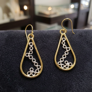 ต่างหูทองเหลืองชุบทองทำมือจาก Soumya Creations ดีไซน์ทรงหยดน้ำ สไตล์คลาสสิกแบบชาติพันธุ์ เหมาะสำหรับงานปาร์ตี้ งานแต่งงาน หรือเป็นของขวัญ - Product Image 1