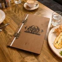 Porte-menu promotionnel en contreplaqué sculpté avec charnière, support de menu personnalisé avec logo de marque, dossier de menus en bois