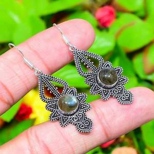 Boucles d'oreilles en pierre précieuse naturelle Labradorite 5 MM 1,70 carat |   Boucles d'oreilles de luxe pour femmes en argent sterling 925 avec sertissage à griffes |   Authentique - Product Image 1