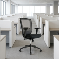 Chaise de bureau ergonomique en maille avec accoudoirs réglables et base pivotante pour usage commercial