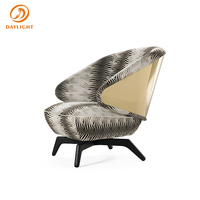 Fauteuil lounge sculptural en forme d'œuf avec dossier en métal doré ondulé, fauteuil d'appoint en tissu à motif zèbre pour hall d'hôtel de luxe