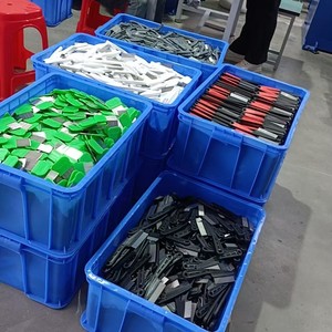 Peigne pour animaux de compagnie à poignée blanche avec aiguille en acier pour l'élimination des poux de <span class=keywords><strong>puces</strong></span> de chien <span class=keywords><strong>chat</strong></span> peigne à <span class=keywords><strong>puces</strong></span> dense matière plastique directement du fabricant - Product Image 4