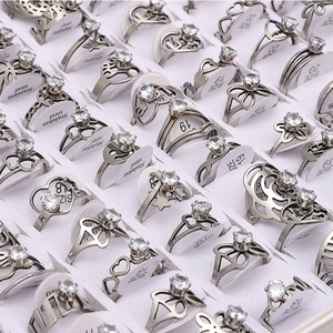 Anelli Geometrici Trendy in Acciaio Inox Placcato Oro con Zirconia Cubica, Varie Misure, Design Traforato al <span class=keywords><strong>Laser</strong></span>, Lotto Misto Arcobaleno Economico - Product Image 3