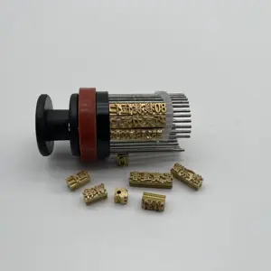 Máquina de codificación de fecha, codificador de rollo de tinta y letras de estampado en caliente/rueda de goma roja para soporte tipo latón