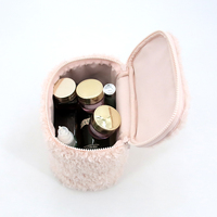 Sac de voyage doux et moelleux pour maquillage, organiseur de toilette en polaire rembourré, sac de rangement de voyage en peluche pour salle de bain, cadeau idéal pour les fans de spa