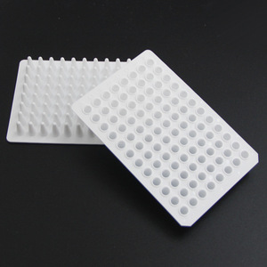 Plaque PCR médicale Yongyue 96 puits 100 µL sans jupe, fond plat blanc, stérilisable, plaque à puits carrés - Product Image 1