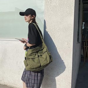 Sac messager esthétique et mignon pour étudiantes, sac bandoulière vintage en toile noir et vert pour femmes - Product Image 5